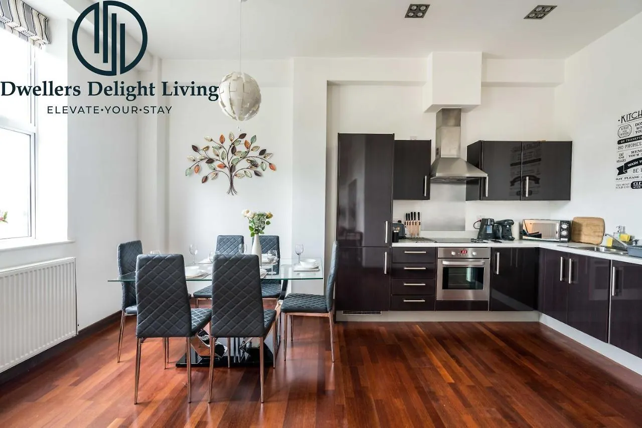 Dwellers Delight: Dagenham 2-Bed with WiFi & Parking Apartment