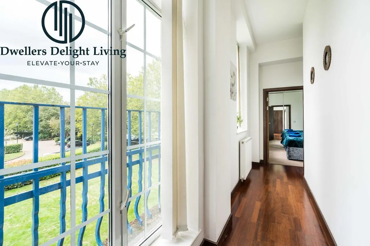 Dwellers Delight: Dagenham 2-Bed with WiFi & Parking Apartment